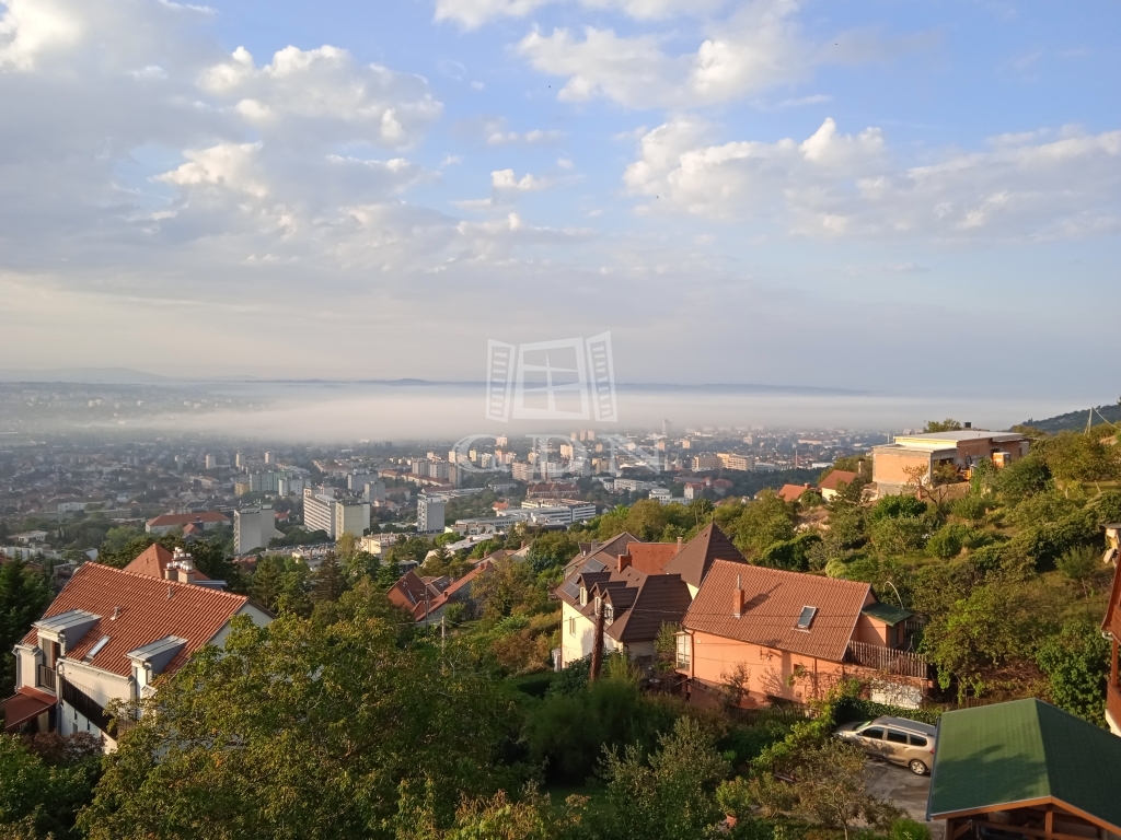 Eladó Pécs Lakás (téglaépítésű)